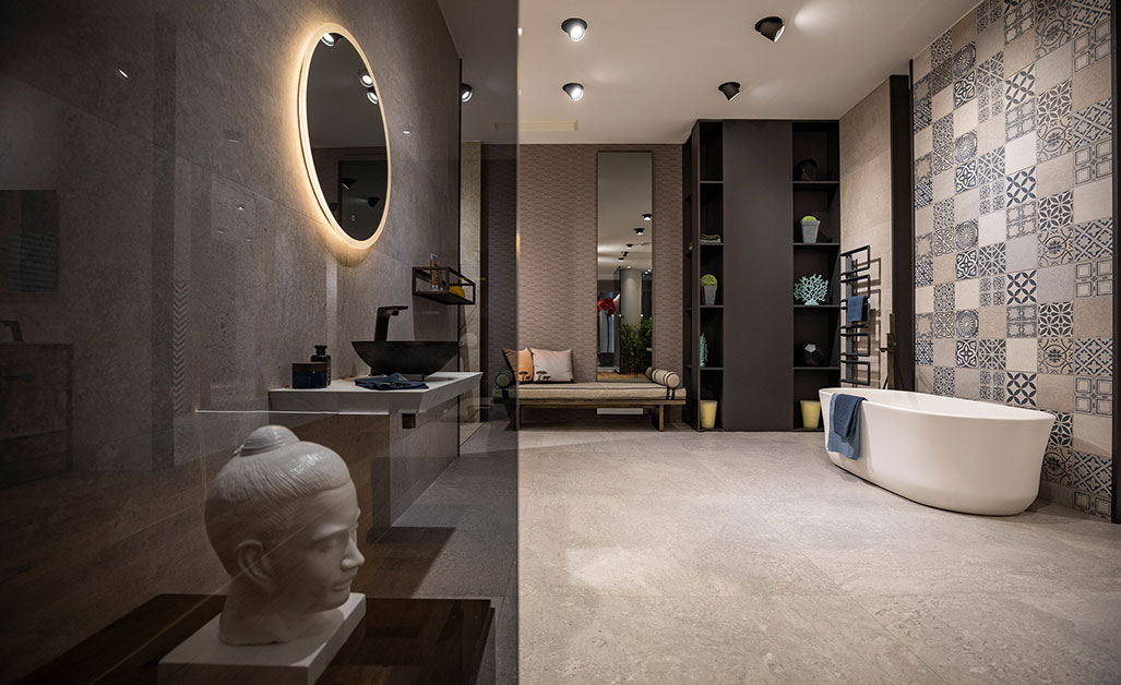 Gemütlichkeit durch dunkle Fliesen.